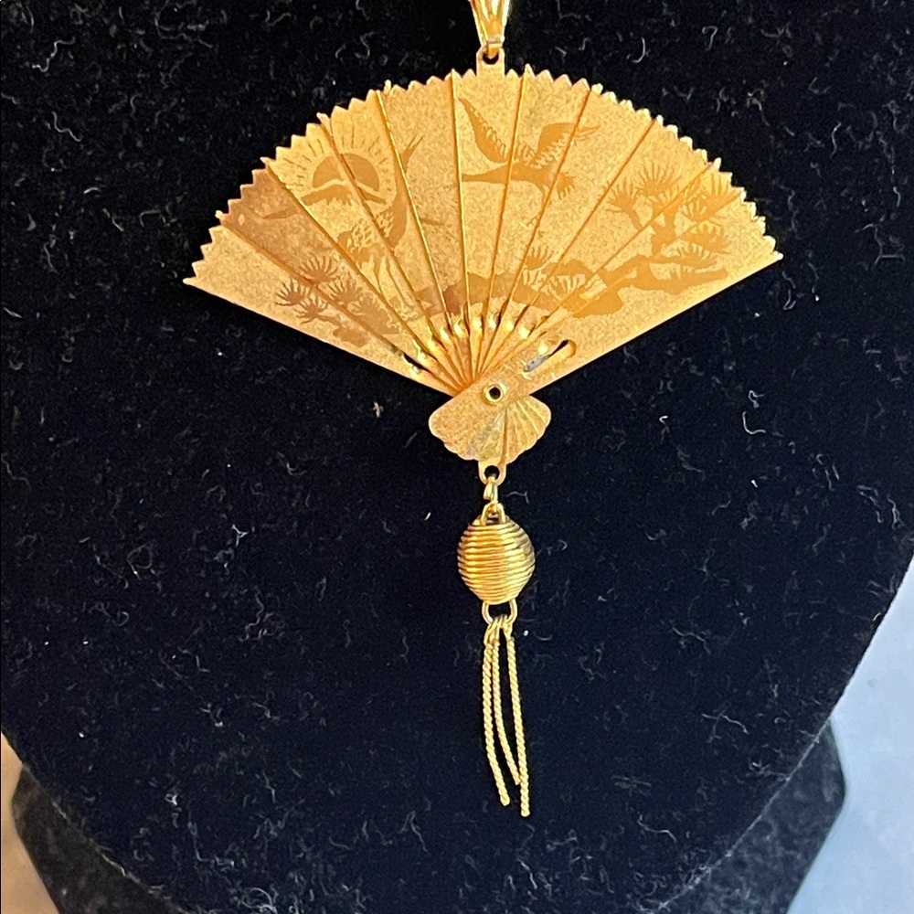 Elegant Gold Fan Pendant Necklace + earrings set - Picture 5 of 11